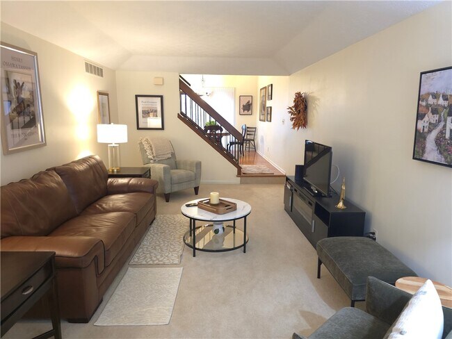 Building Photo - 26 Treetop Dr