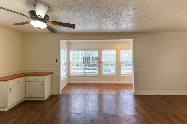 Building Photo - Distinctive Glen Rose Home with Large Rooms, Fenced Yard & Covered Parking
