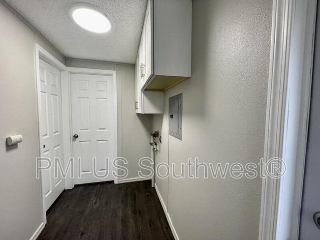 Building Photo - 437 Riverfront Dr