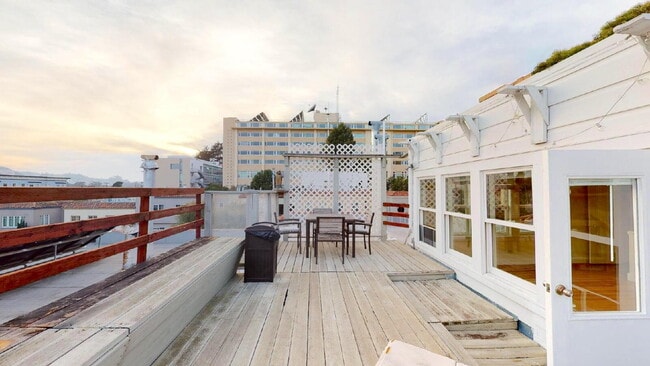 Building Photo - San Francisco Living at Its Finest