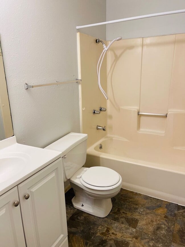 Building Photo - Great Size, Affordable Apartment!