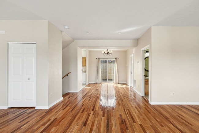 Building Photo - Spacious Sun-filled 3 bed 2.5 Bath Townhouse