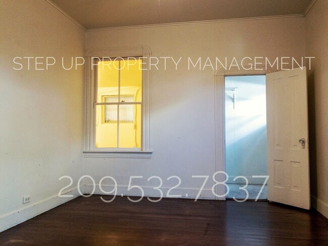 Building Photo - Conveniently located 2 Bedroom Home Near D...