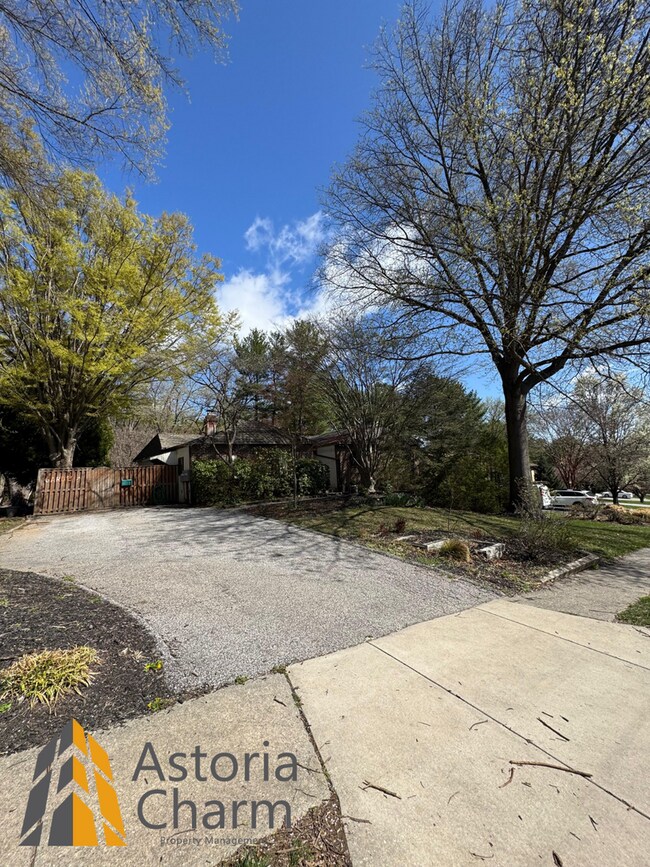 Building Photo - Spacious 5 Bedroom 3 Bath + Den Single Family Detached Home