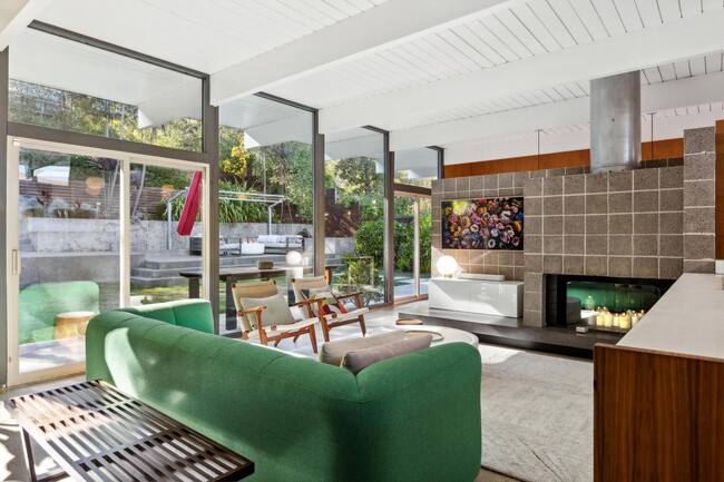 Building Photo - Mid Century Dream Home