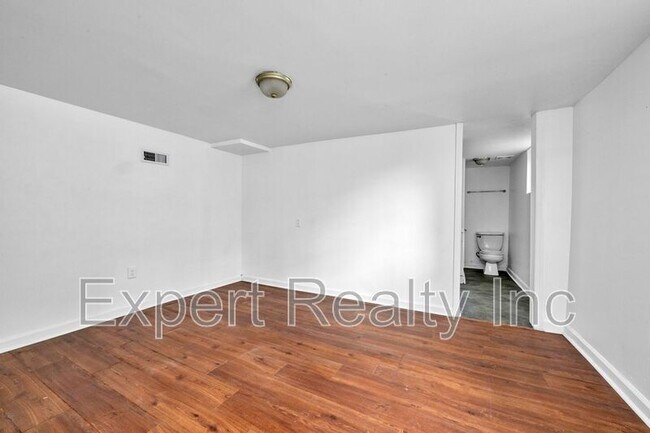 Building Photo - 1245 Waverly St