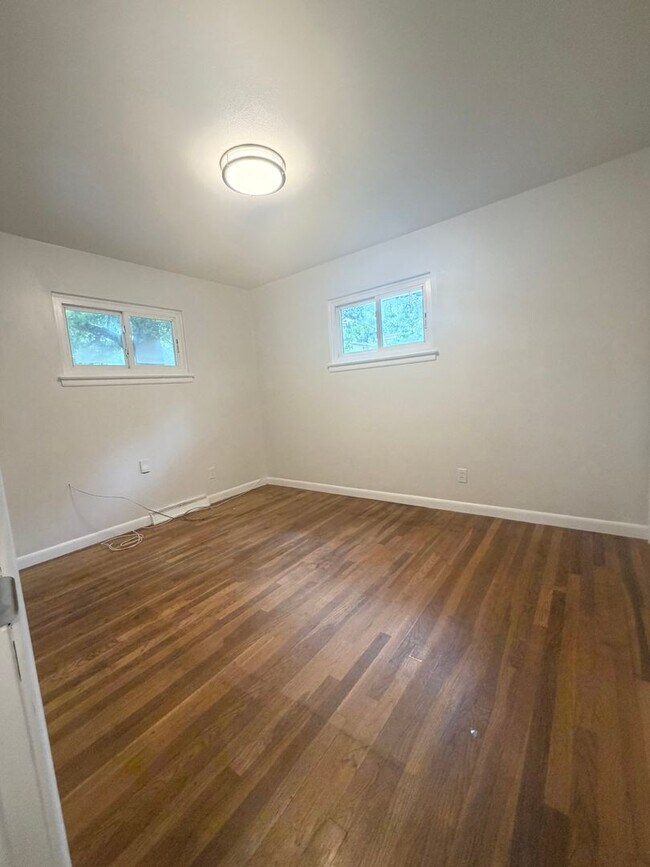 Building Photo - Crestwood Charm 3bd 2bth SFH