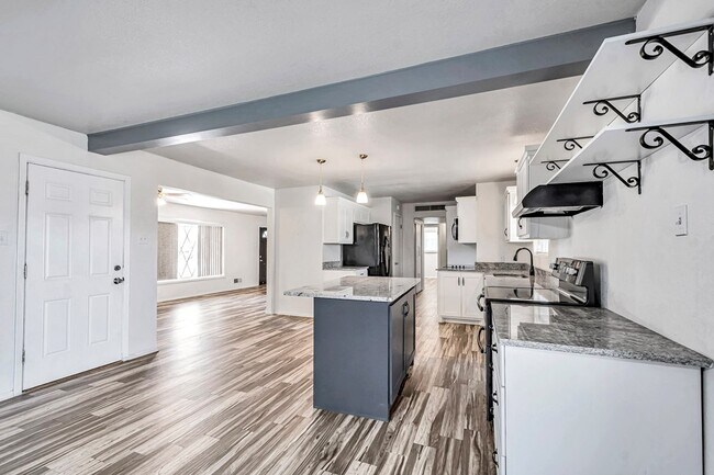 Building Photo - 1300 Bonham Ave