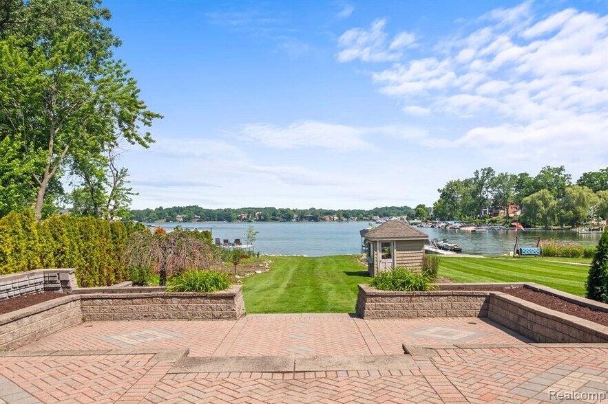 Building Photo - 2380 Walnut Lake Rd