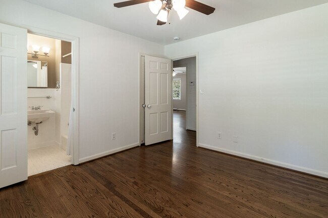 Building Photo - Mountain Brook Living: 3BR Main, Hardwoods...