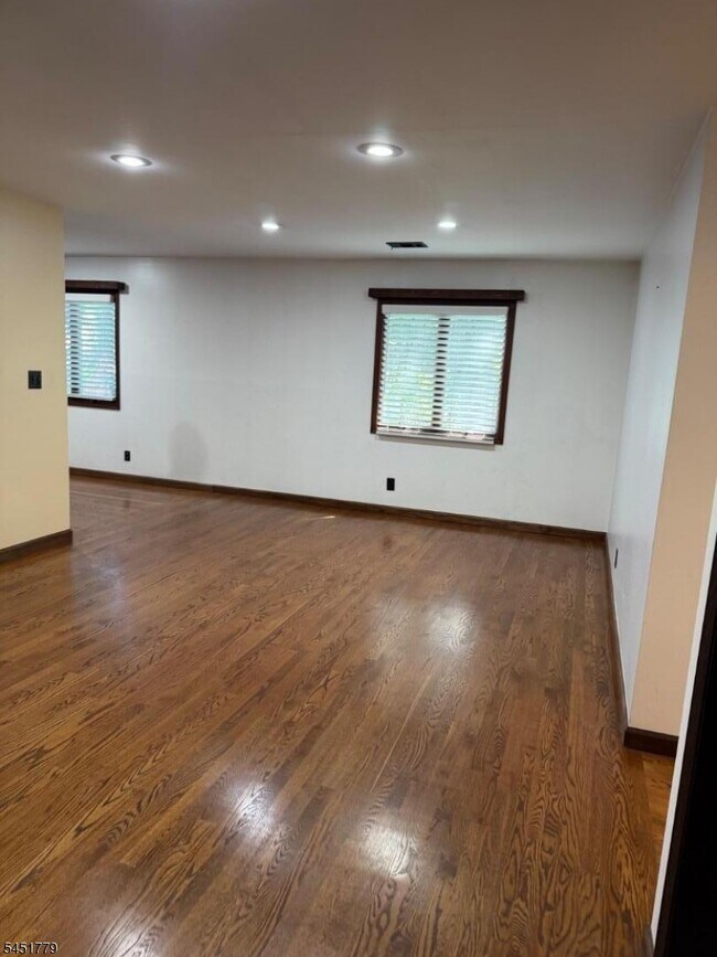 Building Photo - 52 Heckel St