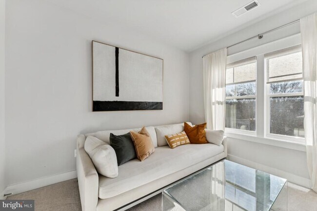 Building Photo - 1333 Eastern Ave NE