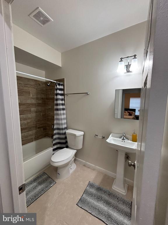 Building Photo - 6005 Eads St NE