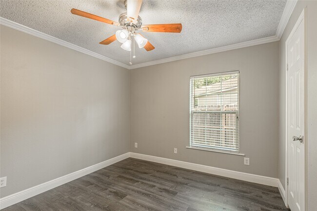 Building Photo - 164 Varsity Dr