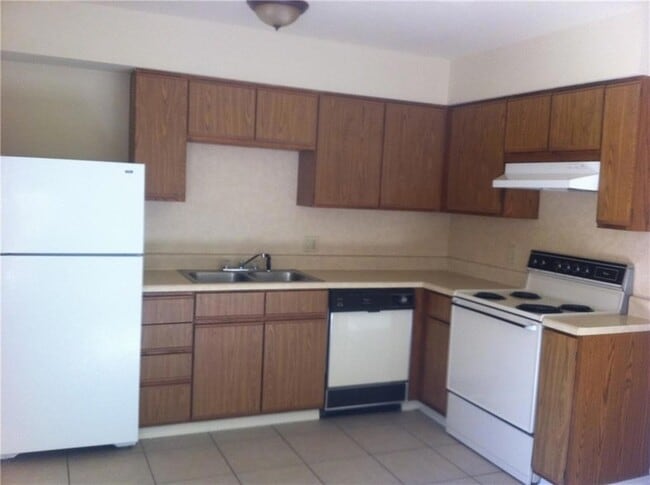 Building Photo - 126 Lakewood Dr