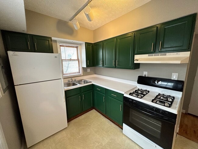 Building Photo - Summit St 814-816 MLR