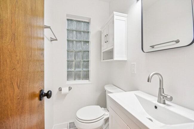 Building Photo - 470 E Vallette St