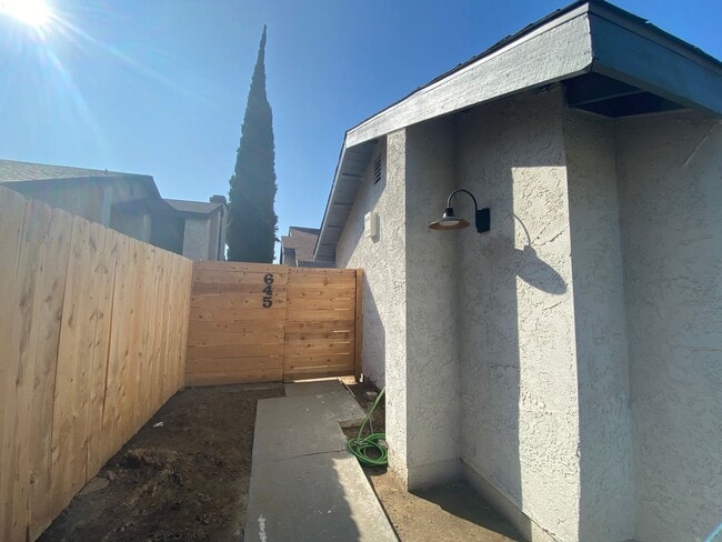 Building Photo - Beautiful updated home for rent In Visalia...