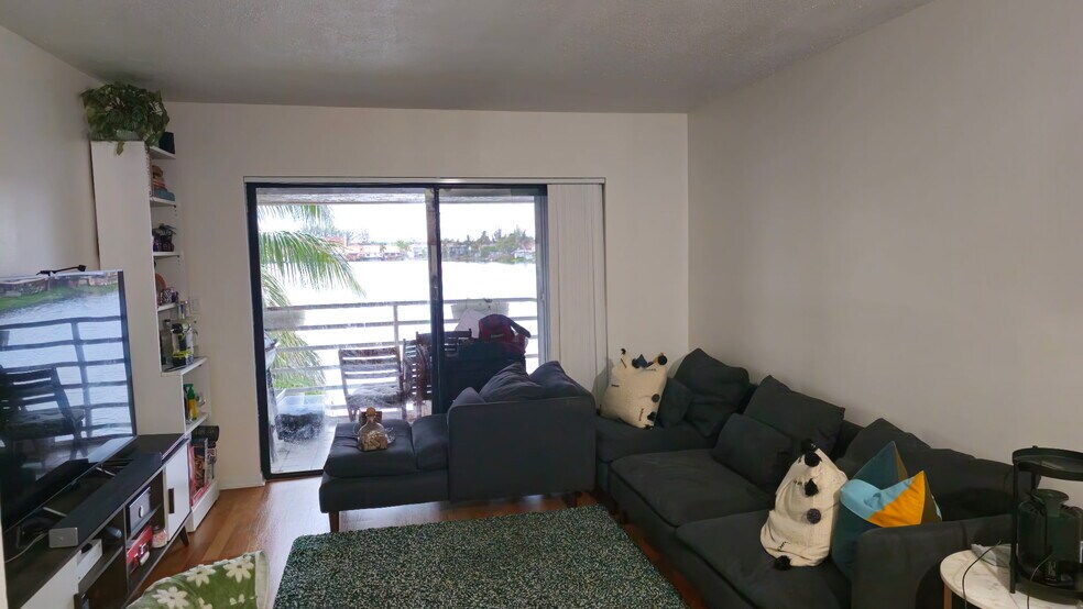 Building Photo - 2762 W 60th St