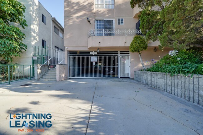 Building Photo - 15132 Magnolia Blvd