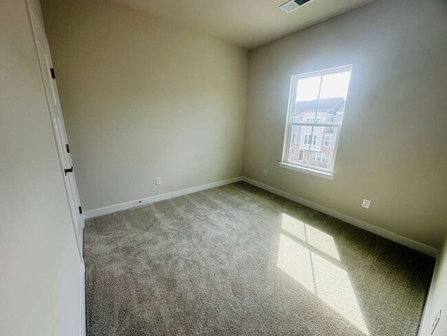 Building Photo - 9904 Oaklawn Blvd NW