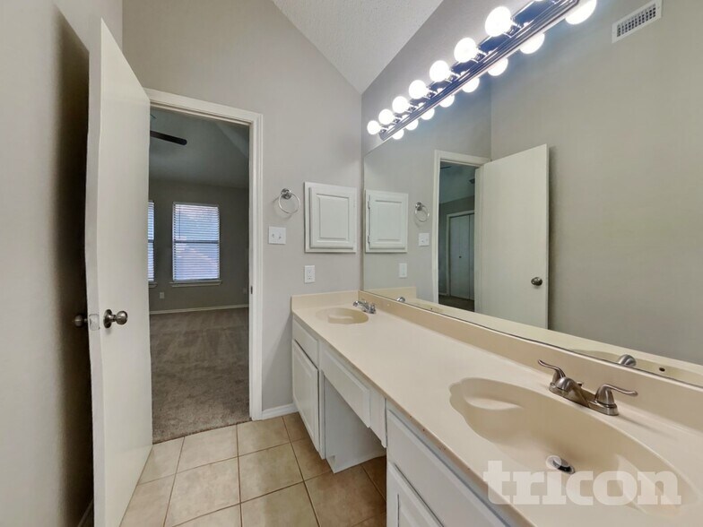 Building Photo - 1205 Laurel Ln