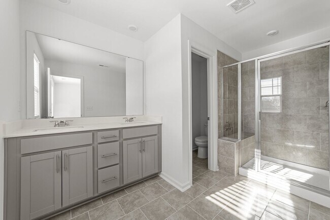 Building Photo - 825 Basswood Gln Trl
