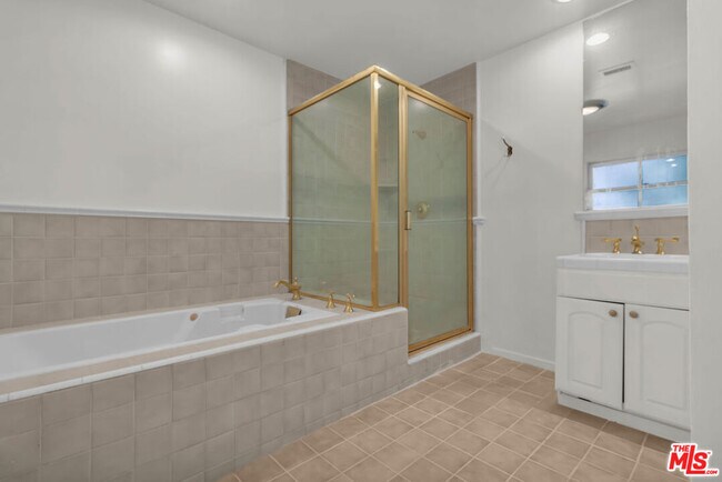 Building Photo - 9322 Lasaine Ave