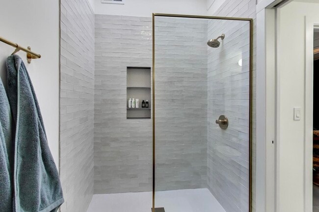 Building Photo - 2649 Crawford Ave