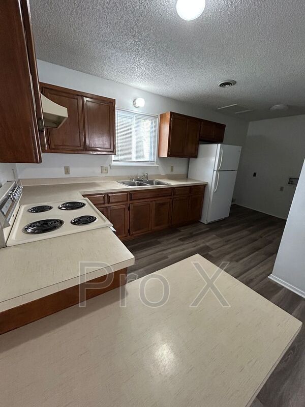 Building Photo - 1108 S Joplin St