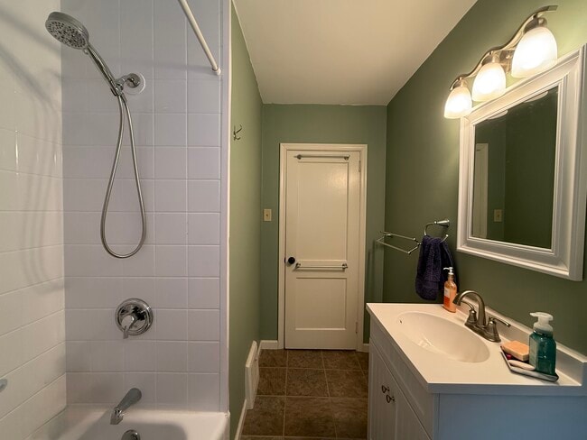 Building Photo - 701 W Oak St