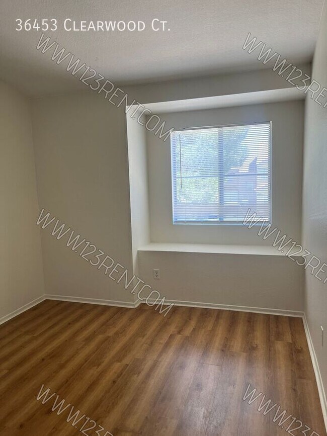 Building Photo - 36453 Clearwood Ct