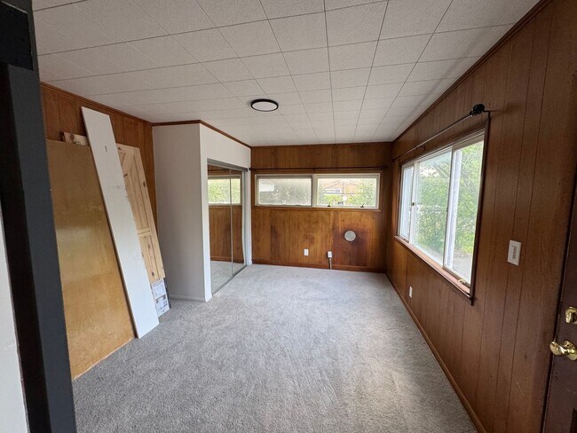 Building Photo - Charming 3BR Ground Floor Unit in South Euclid