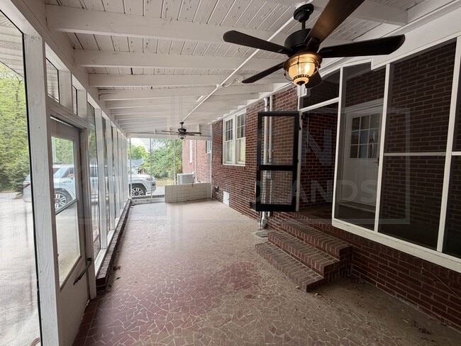 Building Photo - 3925 Rosewood Dr