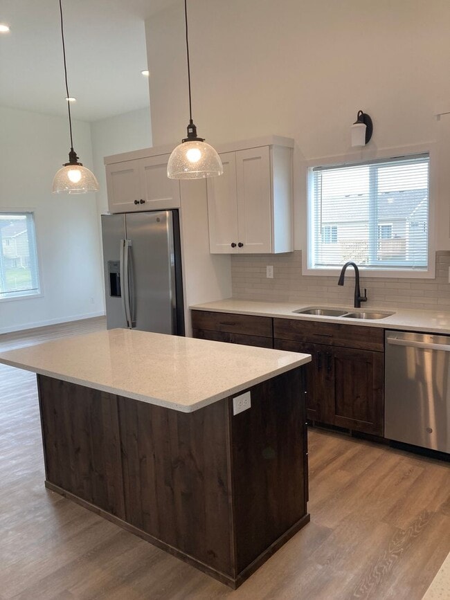 Building Photo - 4 Bed 2 Bath Single Family Home