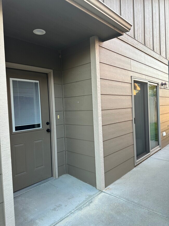 Building Photo - 4833 N Hillside Ct