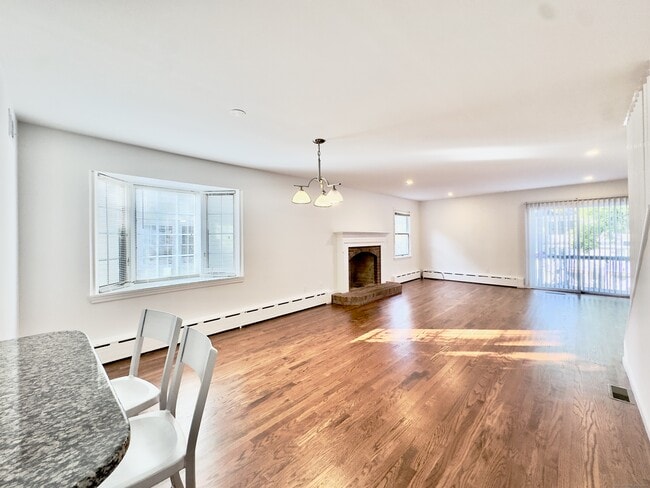 Building Photo - 48 Pemberwick Rd