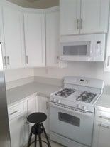 Building Photo - 335 N Mariposa Ave