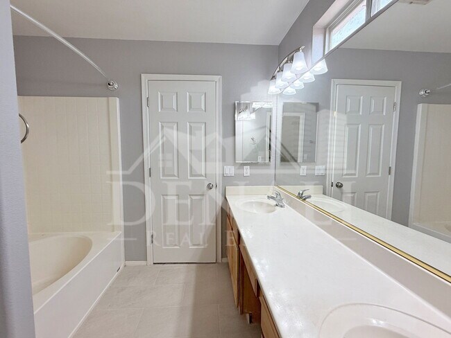 Building Photo - 805 S Esmeralda
