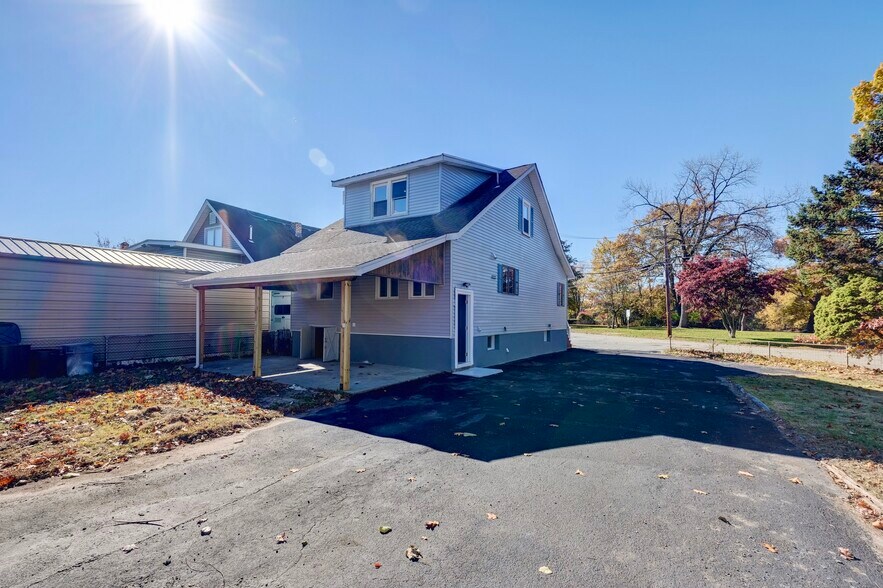 Building Photo - 58 Zeliff Ave