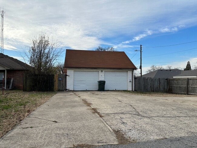 Building Photo - Beautiful 3 Bed / 2 Bath Two-Story Home