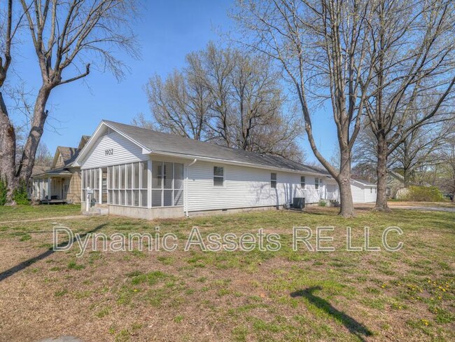 Building Photo - 1902 N Joplin St