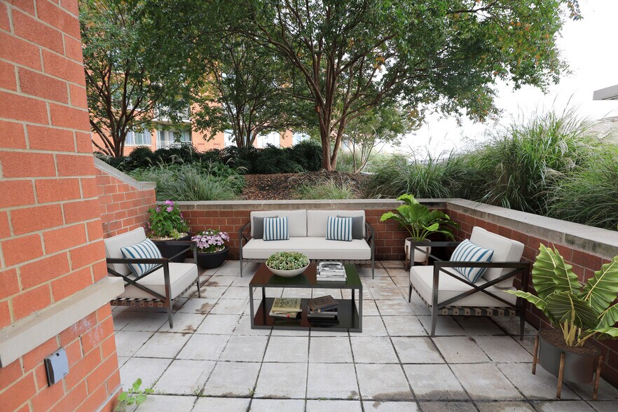 Patio - 3600 S Glebe Rd