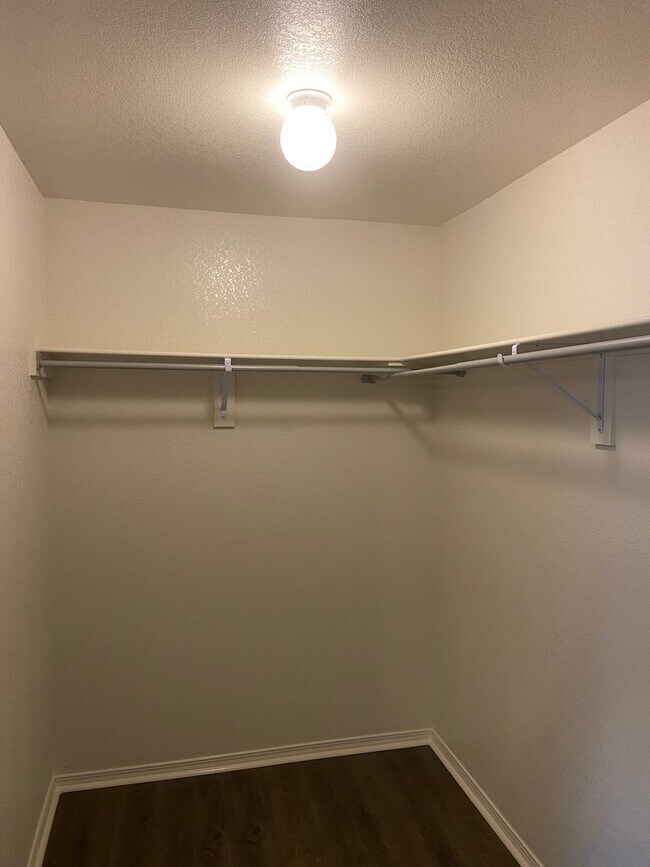 Building Photo - Pre-Leasing Now: Comfortable 3-Bedroom, 2-Bath Duplex in Fairview Haven