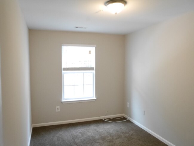 Building Photo - Move in Ready Townhouse!
