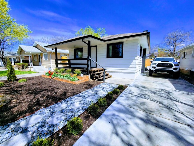 Building Photo - Absolutely STUNNING SLC Home