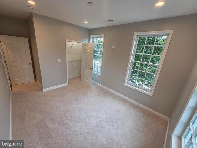 Building Photo - 402 McKenzie Dr