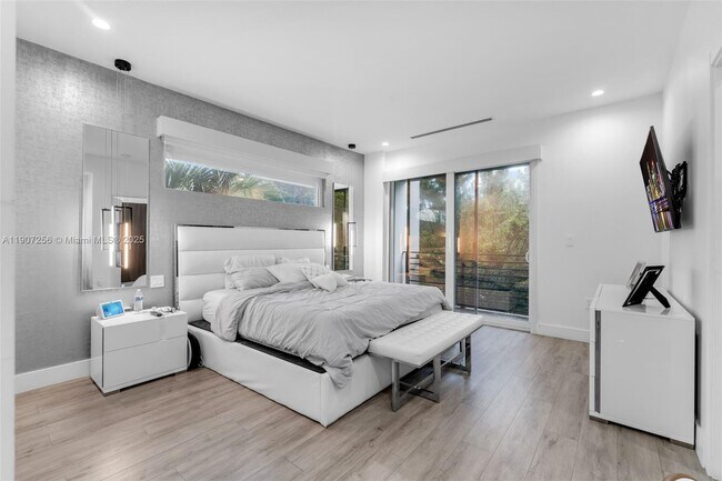 Building Photo - 3048 SW 18th St