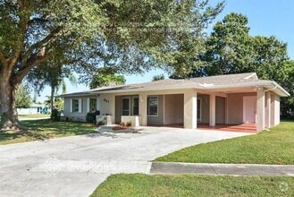 Building Photo - 801 SW Ivanhoe Dr