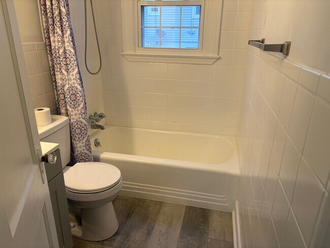 Building Photo - 2 Bedroom, 1 Bathroom House in Winston-Salem!